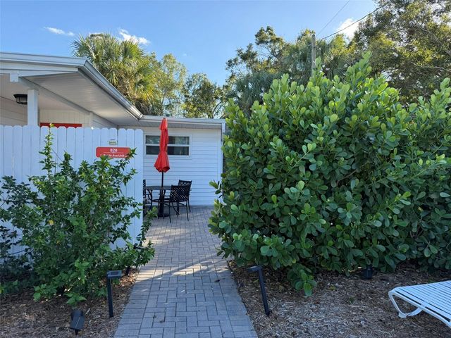 828 S TUTTLE AVENUE B, Sarasota, FL 34237