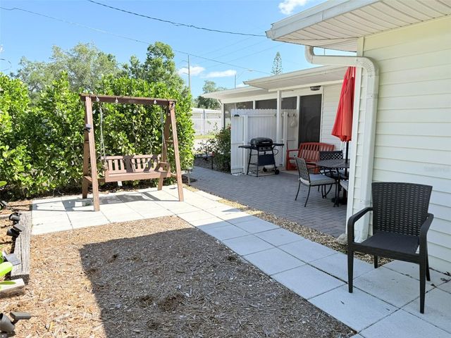 828 S TUTTLE AVENUE B, Sarasota, FL 34237