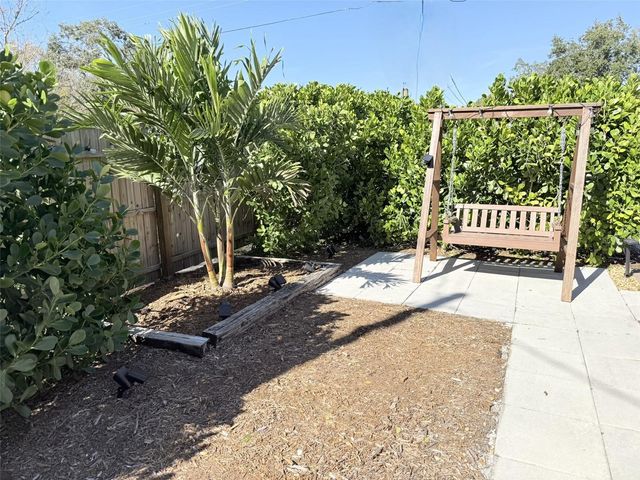 828 S TUTTLE AVENUE B, Sarasota, FL 34237