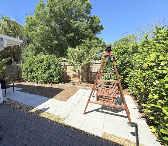 828 S TUTTLE AVENUE B, Sarasota, FL 34237