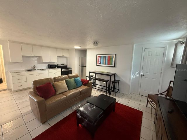 828 S TUTTLE AVENUE B, Sarasota, FL 34237