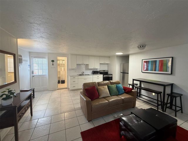 828 S TUTTLE AVENUE B, Sarasota, FL 34237