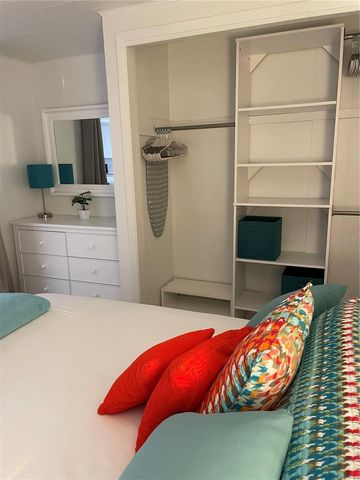 828 S TUTTLE AVENUE B, Sarasota, FL 34237