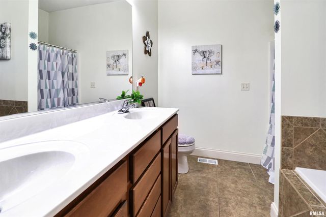11217 N Oakwood Dr Unit 32, Peoria, IL 61615