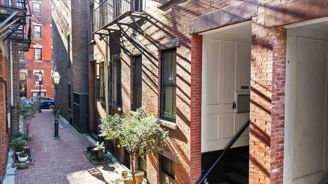 6 Goodwin Pl 4, Boston, MA 02114