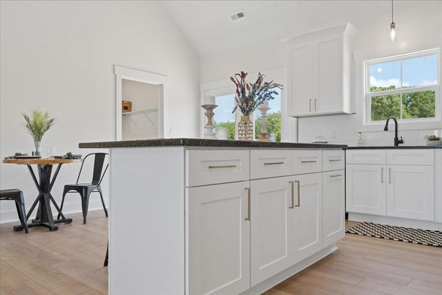 1442 Hickory Cove LN, Moneta, VA 24121