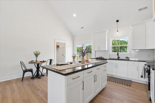 1442 Hickory Cove LN, Moneta, VA 24121