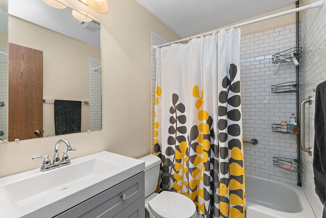 3 Creekside Circle B, Elgin, IL 60123
