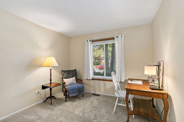 3 Creekside Circle B, Elgin, IL 60123