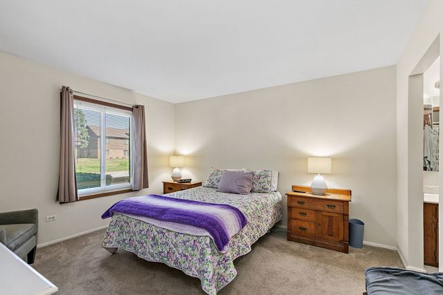 3 Creekside Circle B, Elgin, IL 60123