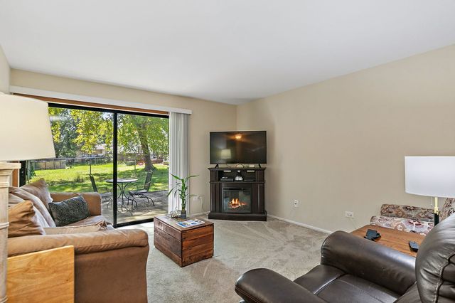 3 Creekside Circle B, Elgin, IL 60123