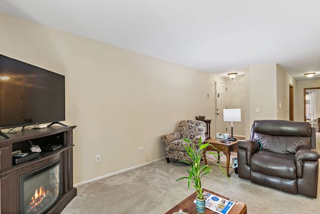 3 Creekside Circle B, Elgin, IL 60123
