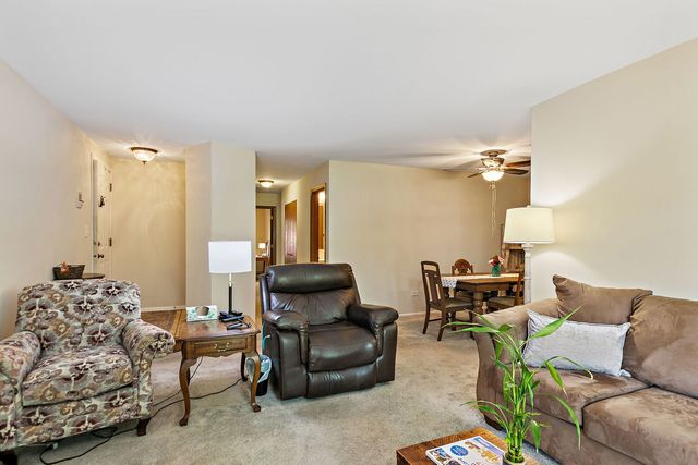 3 Creekside Circle B, Elgin, IL 60123