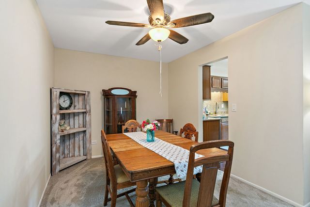 3 Creekside Circle B, Elgin, IL 60123