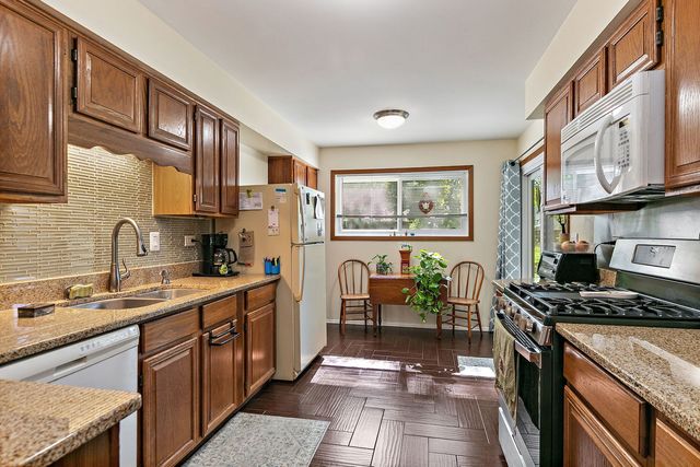 3 Creekside Circle B, Elgin, IL 60123