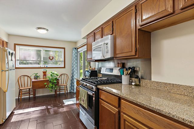 3 Creekside Circle B, Elgin, IL 60123