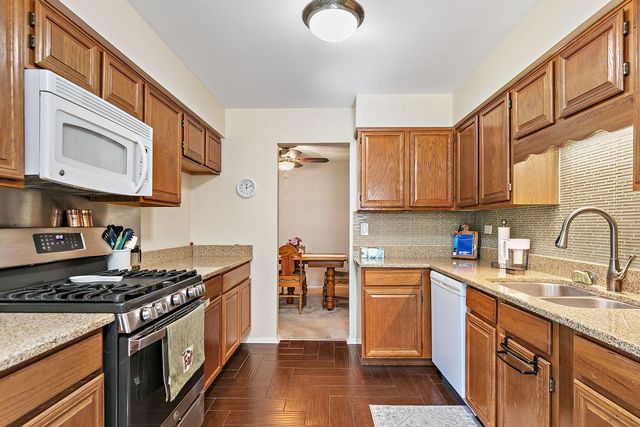 3 Creekside Circle B, Elgin, IL 60123
