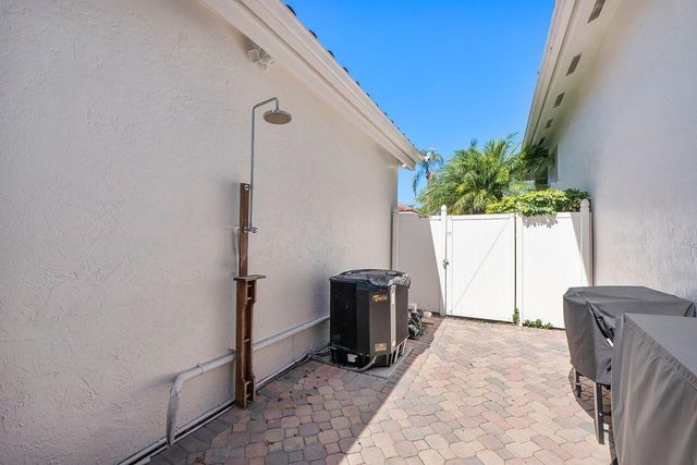 1081 BEL AIRE Drive E, Pembroke Pines, FL 33027