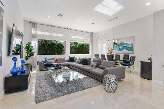 1081 BEL AIRE Drive E, Pembroke Pines, FL 33027