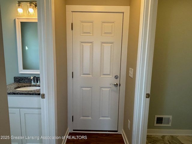 15312 Sherwood Lane, Lansing, MI 48906