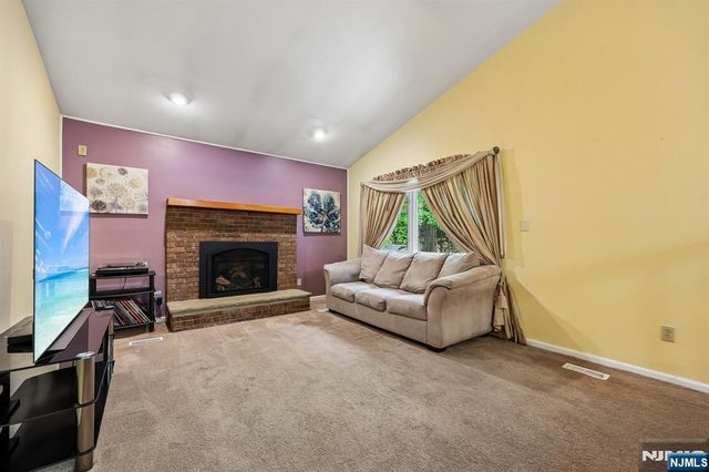 80 Lexington Lane, Wayne, NJ 07470