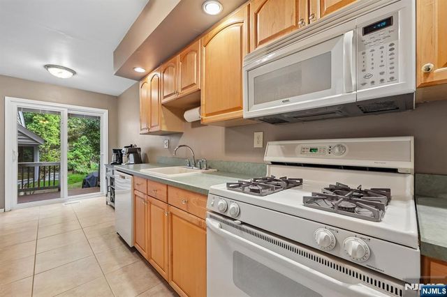 80 Lexington Lane, Wayne, NJ 07470