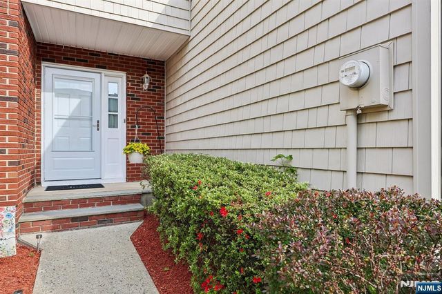 80 Lexington Lane, Wayne, NJ 07470