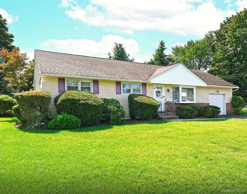 20 Sprucetree Lane, South Huntington, NY 11746 — photo 2