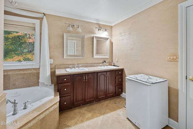 2027 Dobie Lane, Guilderland, NY 12303