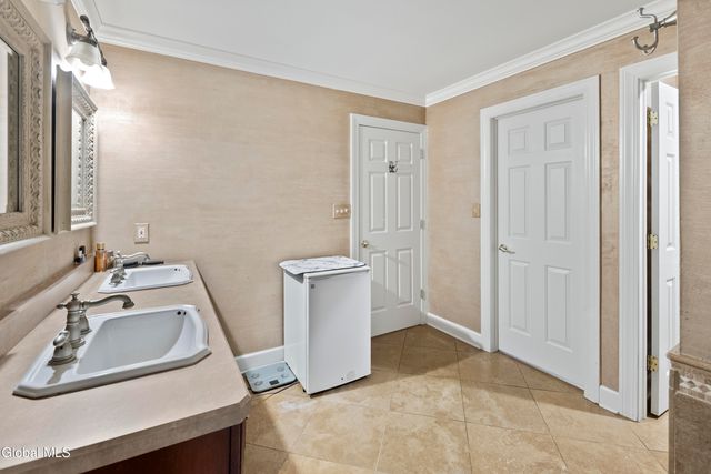 2027 Dobie Lane, Guilderland, NY 12303