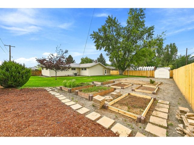 12721 Woodland Dr, Longmont, CO 80504