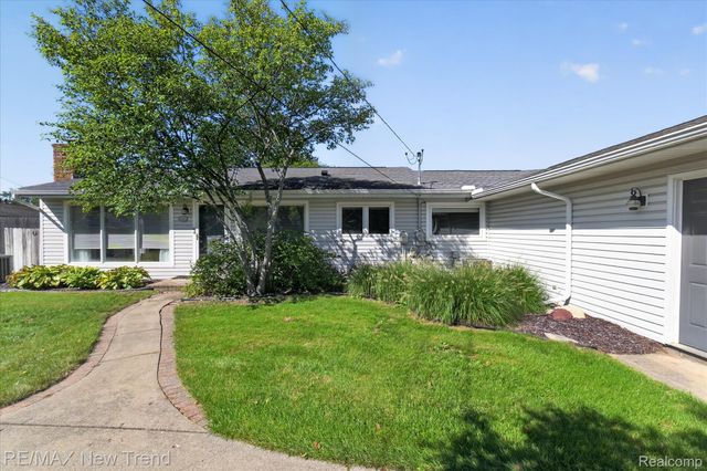 2529 S Commerce Road, Wolverine Lake Village, MI 48390
