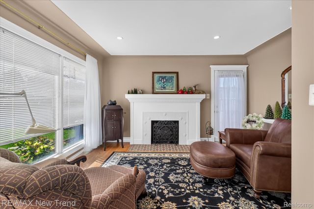 2529 S Commerce Road, Wolverine Lake Village, MI 48390
