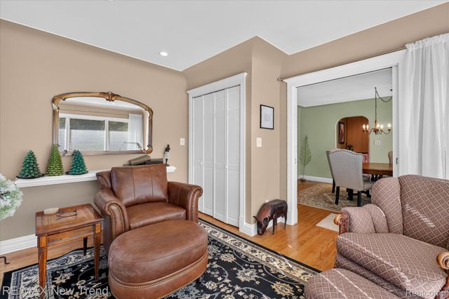 2529 S Commerce Road, Wolverine Lake Village, MI 48390