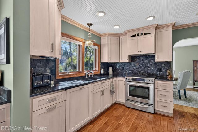 2529 S Commerce Road, Wolverine Lake Village, MI 48390