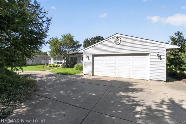 2529 S Commerce Road, Wolverine Lake Village, MI 48390
