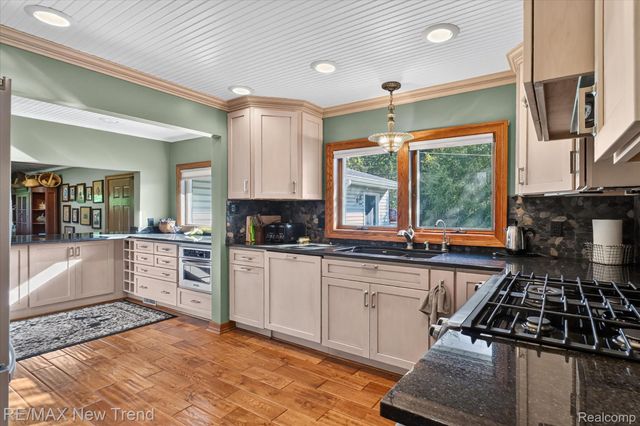2529 S Commerce Road, Wolverine Lake Village, MI 48390