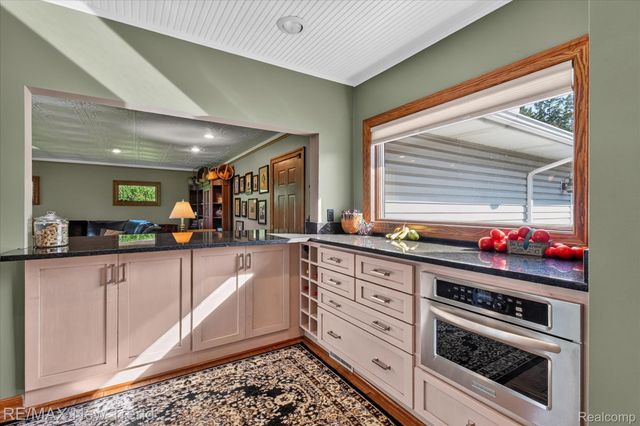 2529 S Commerce Road, Wolverine Lake Village, MI 48390
