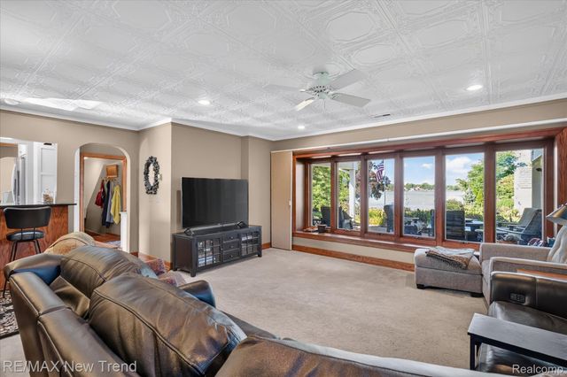 2529 S Commerce Road, Wolverine Lake Village, MI 48390