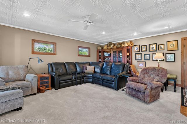 2529 S Commerce Road, Wolverine Lake Village, MI 48390