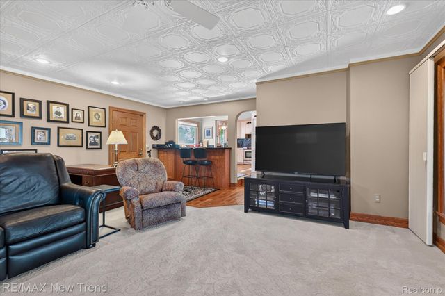 2529 S Commerce Road, Wolverine Lake Village, MI 48390