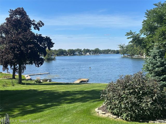 2529 S Commerce Road, Wolverine Lake Village, MI 48390