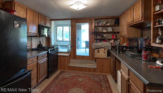 2529 S Commerce Road, Wolverine Lake Village, MI 48390