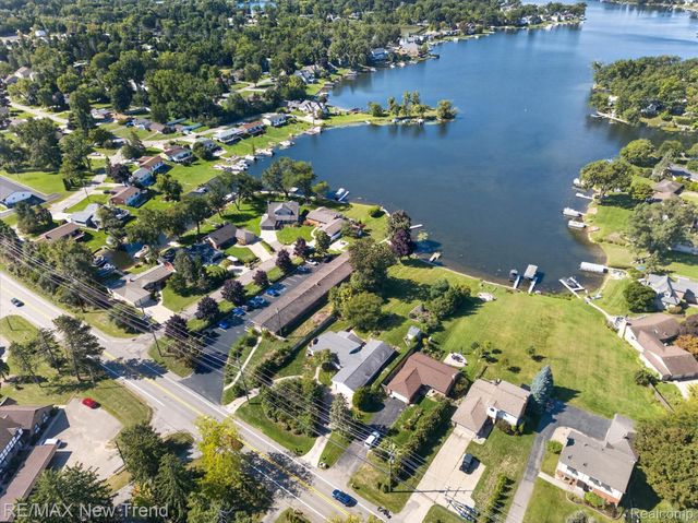 2529 S Commerce Road, Wolverine Lake Village, MI 48390