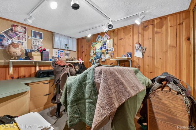 2529 S Commerce Road, Wolverine Lake Village, MI 48390