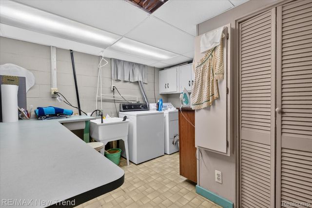 2529 S Commerce Road, Wolverine Lake Village, MI 48390