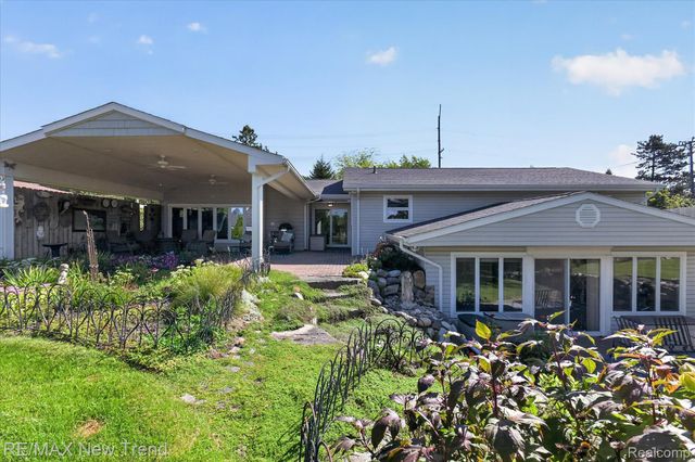 2529 S Commerce Road, Wolverine Lake Village, MI 48390