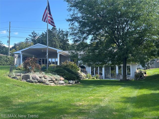 2529 S Commerce Road, Wolverine Lake Village, MI 48390