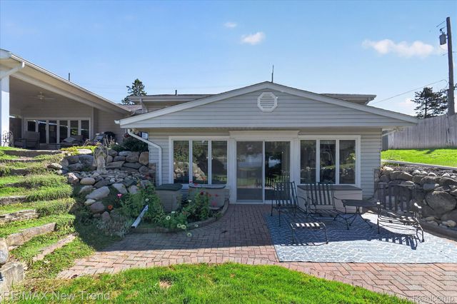 2529 S Commerce Road, Wolverine Lake Village, MI 48390