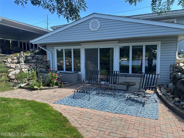 2529 S Commerce Road, Wolverine Lake Village, MI 48390